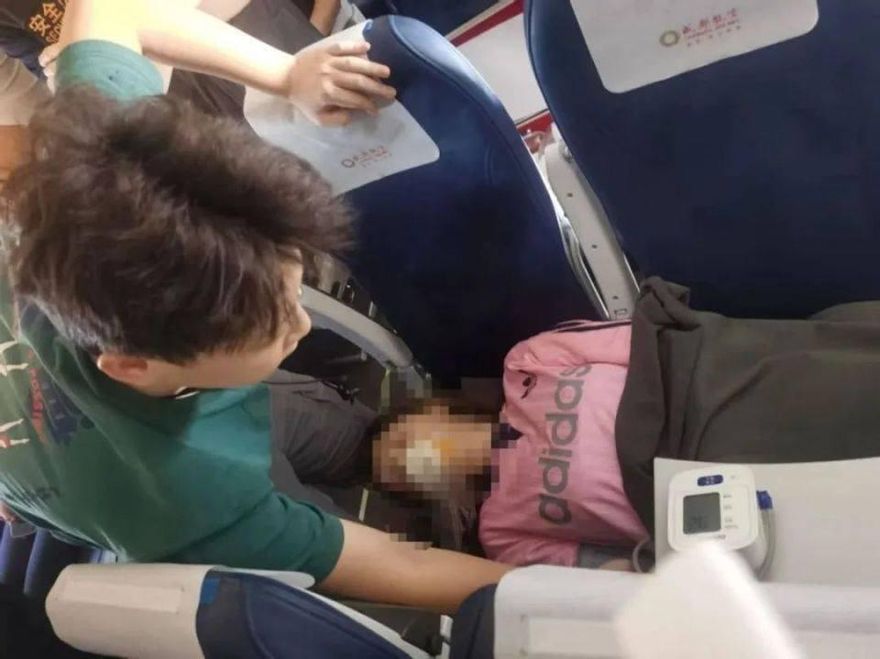 機上救人卻遭質疑？陸醫學系大二生冷靜回應：我知道我能做什麼