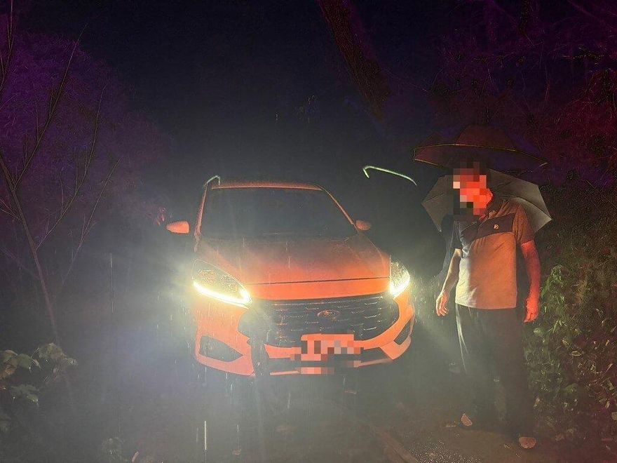 雨夜驚魂！東勢夫妻車卡邊坡2輪懸空　警用粗麻繩助脫困