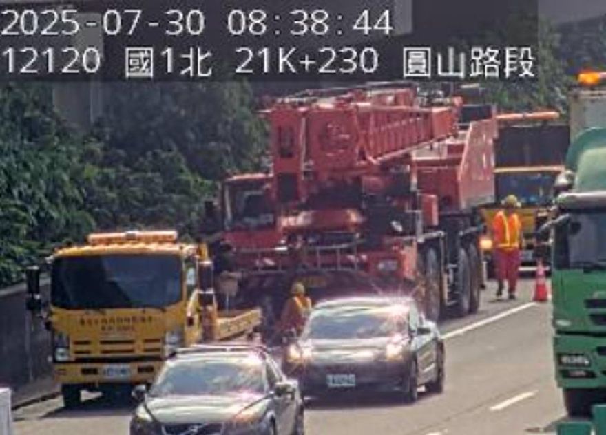 國1驚見「巨型起重機擋路」塞爆！上班族叫苦連天