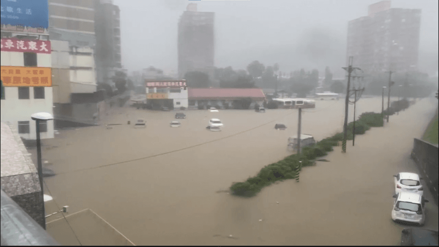 南投豪雨成災　電線桿倒塌、民宅駕訓班淹水