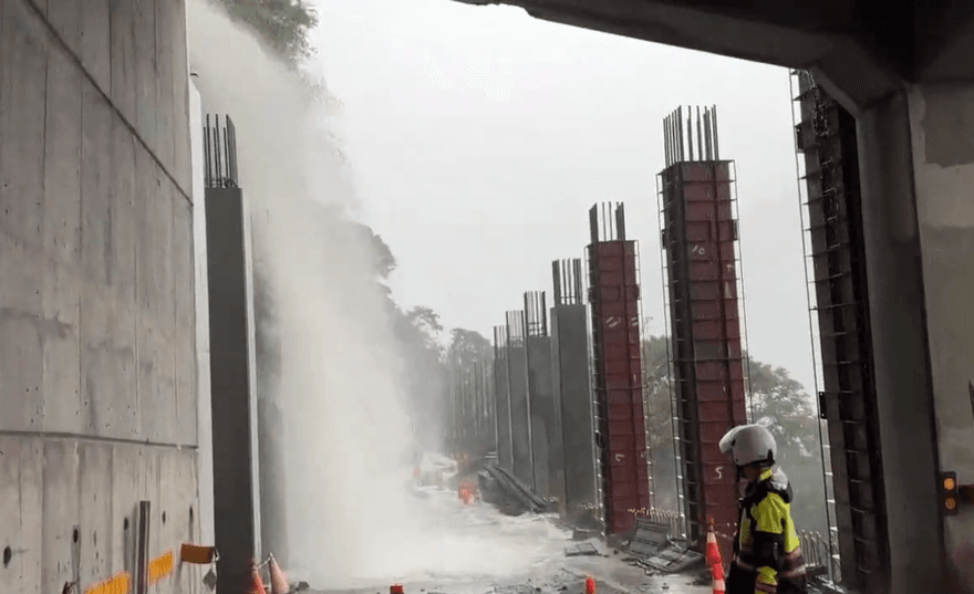 雨炸嘉義！嘉169線「巨瀑狂洩」　台3線落石崩落