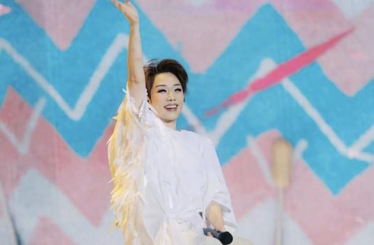 林憶蓮澳門淚崩！萬人合唱〈至少還有你〉 哽咽告白歌迷