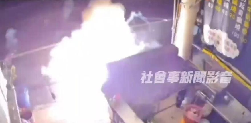 影/台中大甲1火鍋店3度遭放鞭炮報復　警逮點火2男