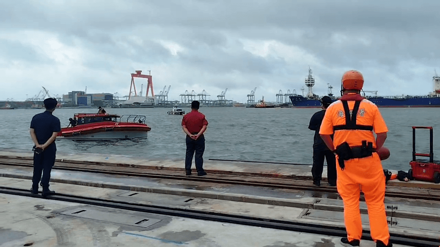 影/海嘯阻救援！高雄港「落海休旅車」暫緩吊起