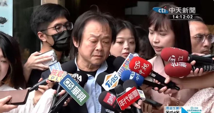 大罷免大翻車！王世堅不忍了　送柯建銘衛生紙嗆：自己去擦屁股