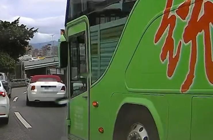 影/艱苦了！北市水源環快「統聯跟勞斯萊斯出車禍」