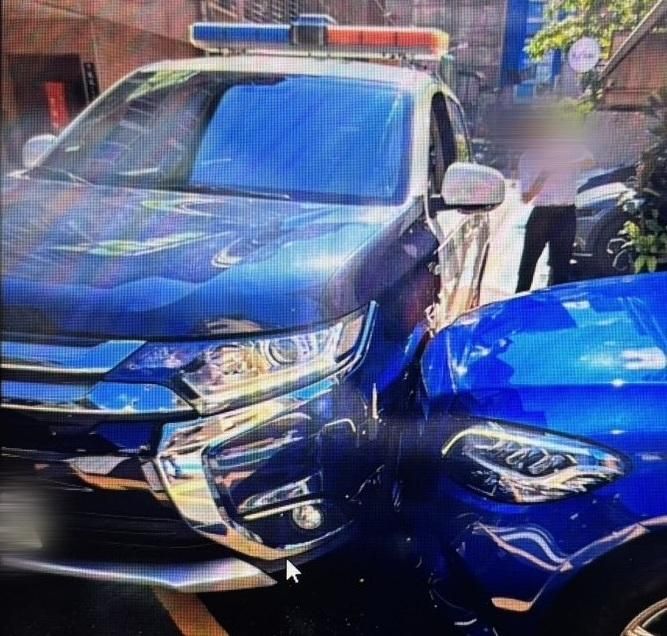 影/北市警車巡邏「路口對決」賓士　車頭都凹了
