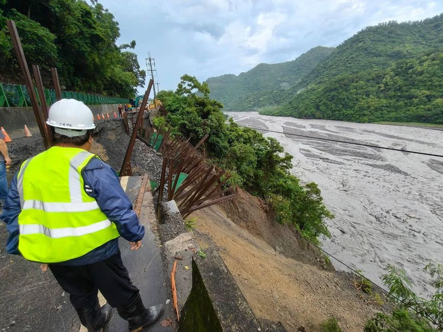 東68線爆路基掏空「僅機車能過」　台東土坂國小7/31停班課