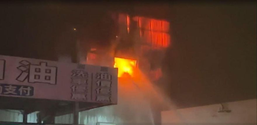 影/台中霧峰汽車修配廠猛火狂燒！緊鄰加油站超驚險　消防急灌救