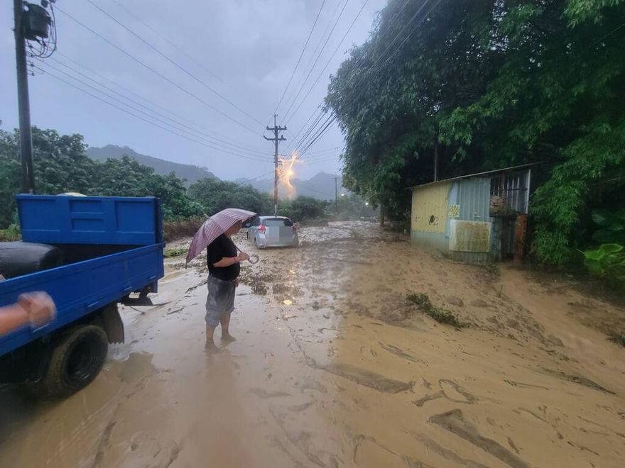 土石流來襲！台中雨彈肆虐19處一級警戒　霧峰淹水半個輪胎高