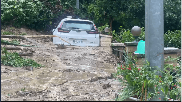 影/家園毀了！台中土石流吞民宅　馬卡龍公園變戲水池