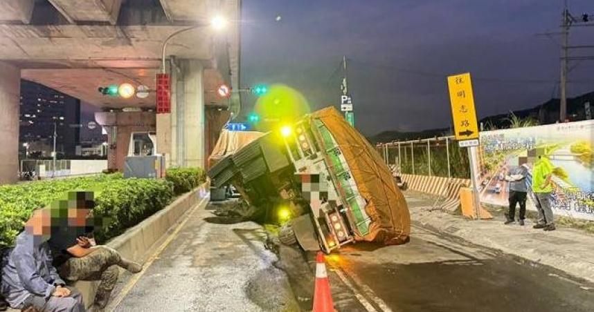 路又塌陷了！泰山聯結車翻覆　疑路面回填不全釀禍
