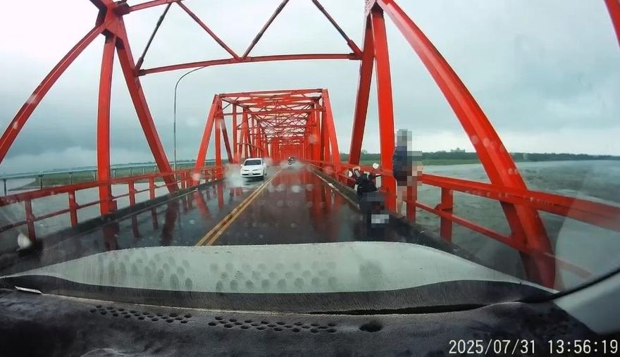 濁水溪上驚險畫面曝！女攀西螺大橋護欄　男駕駛急下車勸解