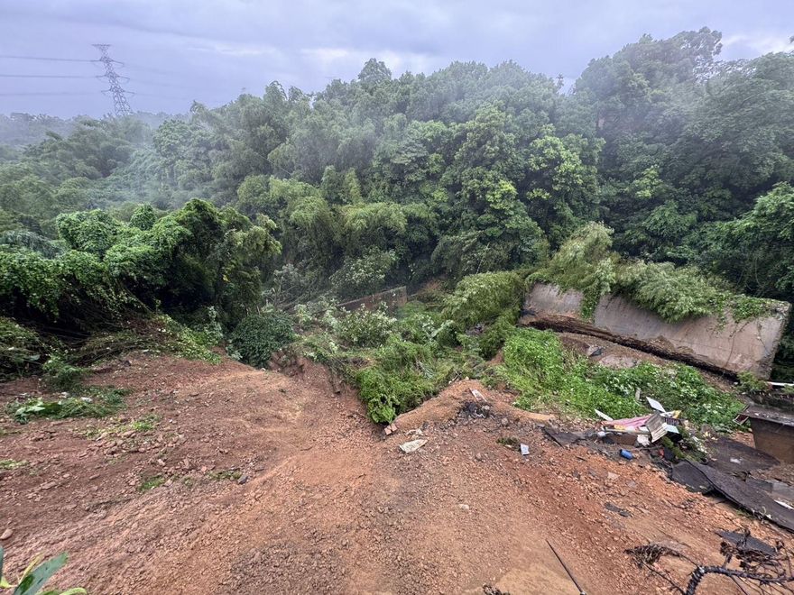 影/豪雨惹禍！彰化八卦山旁「大規模塌陷」現10樓深巨坑