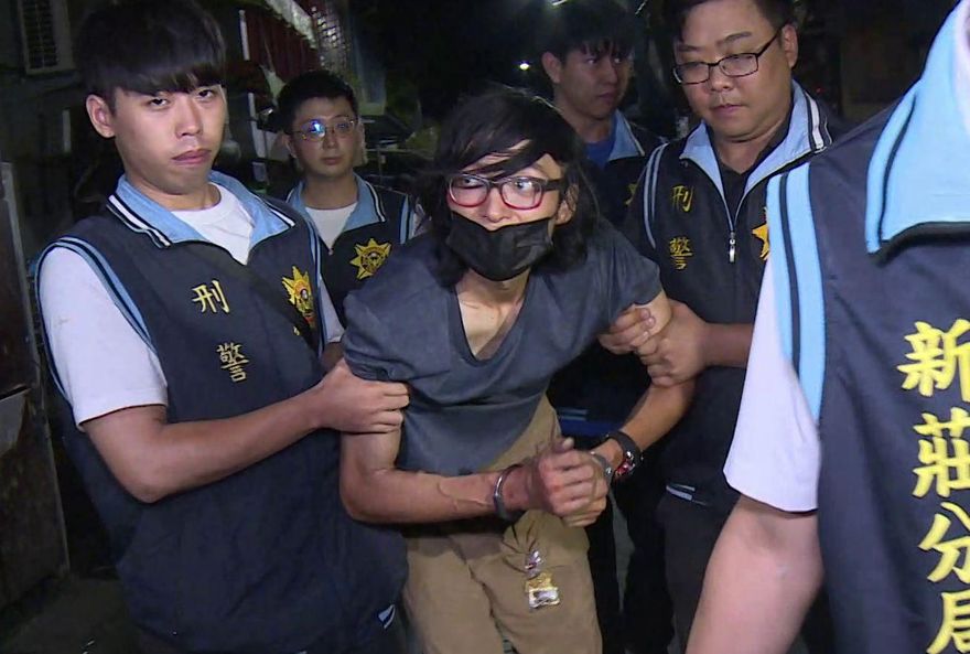 影/裝瘋？新莊箱屍案嫌犯裝跛腳狠瞪「秒戴好口罩遮臉」