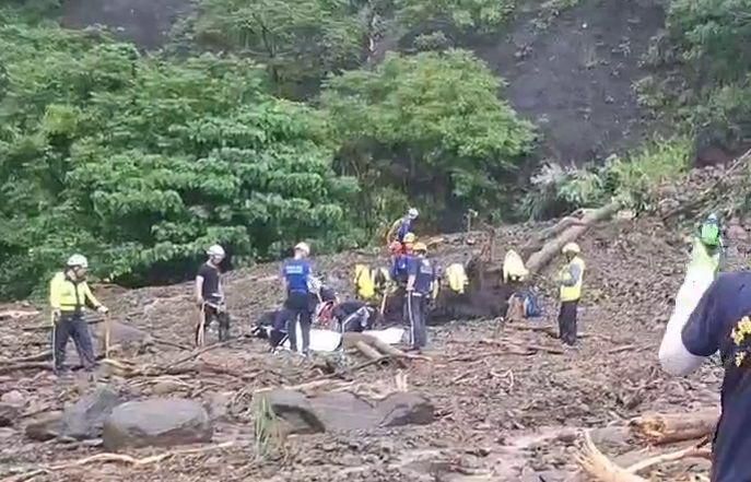 影/疑第3人遺骸？五口墜谷挖出「髖關節殘骸」車嵌土中