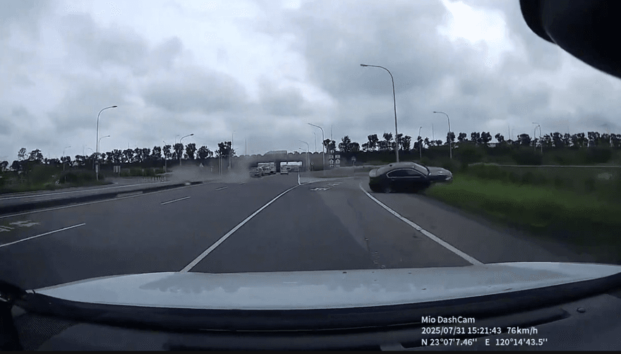 國道警匪追逐！BMW掛假牌拒檢　狂飆衝進水塘畫面曝