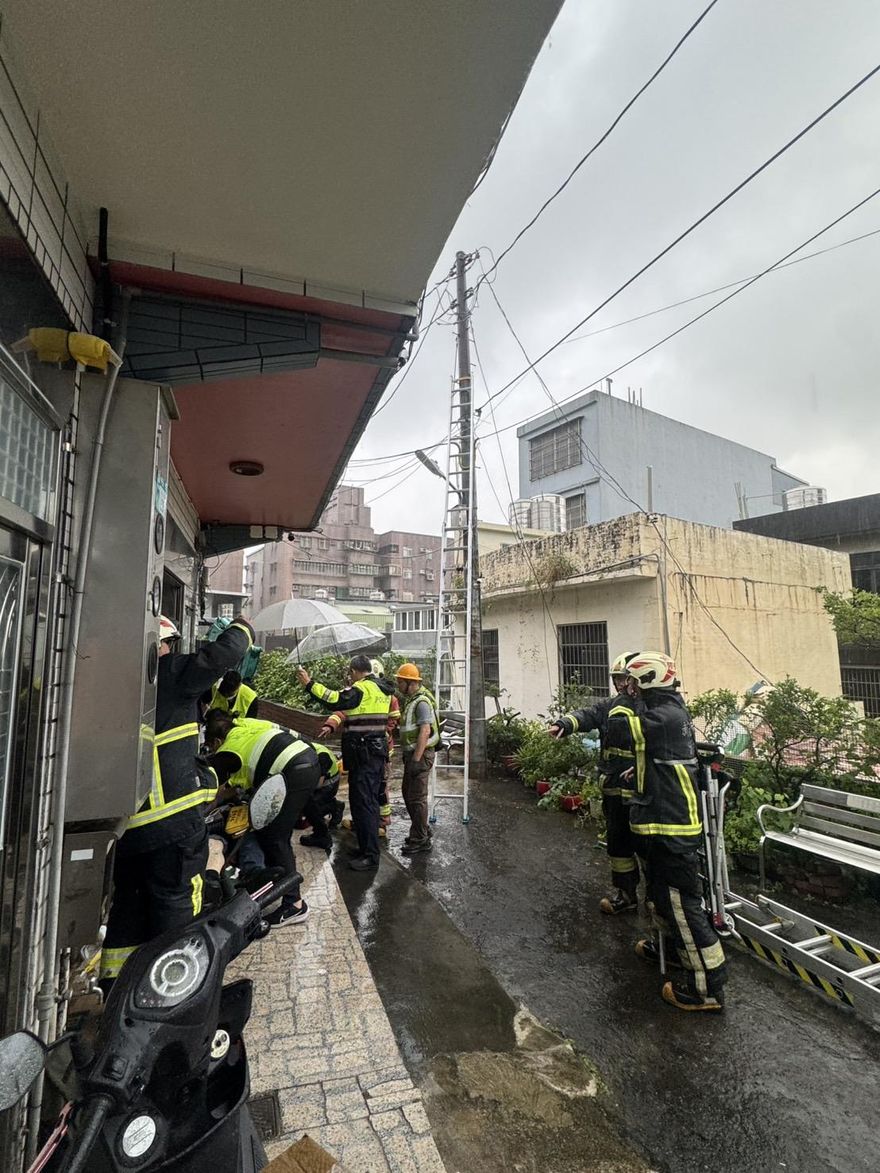 驚悚！台電承攬商觸電懸掛電線桿　命危送醫搶救中