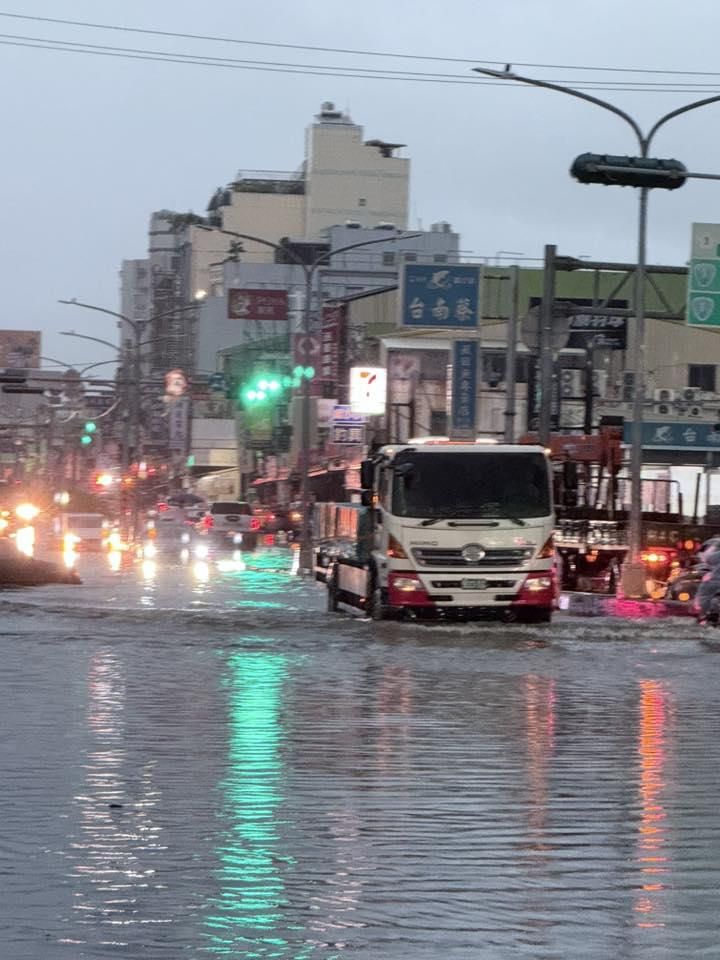 一夜暴雨淹水不斷　台南市今宣布停班停課