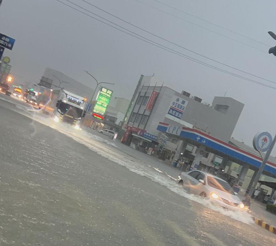 水淹過保險桿...下秒出大事？　台南豪雨「沖走4張車牌」