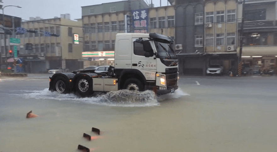 台南暴雨淹水！南鯤鯓國運籤「屋漏逢連夜雨」預言成真