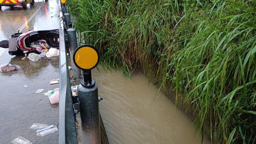 暴雨襲高雄！台29線機車發動中倒路邊　騎士疑遭洪水沖走