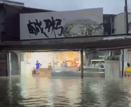 影/台南暴雨狂灌！阿堂鹹粥慘淹水　小西門圓環驚見噴泉