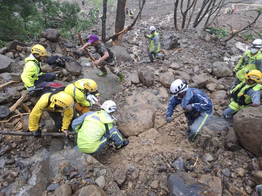 影/暴雨襲「地勢會吃人」！1家5口南橫墜谷搜救緊急暫停