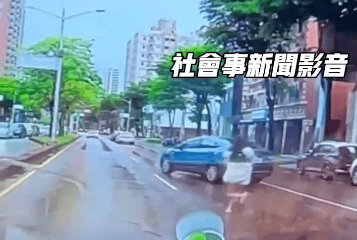 影/高雄三寶女下車未打P檔　竟「無人自駕」左轉200米