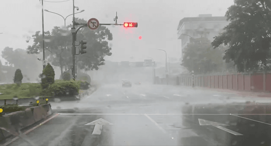 國家級警報響！大雷雨轟炸雙北　士林山區防暴雨