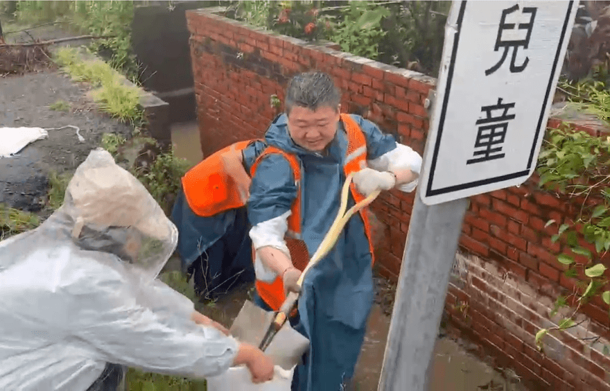 影/民進黨志工隊到台南！何博文冒雨親挖水溝：賴主席指示全力救災