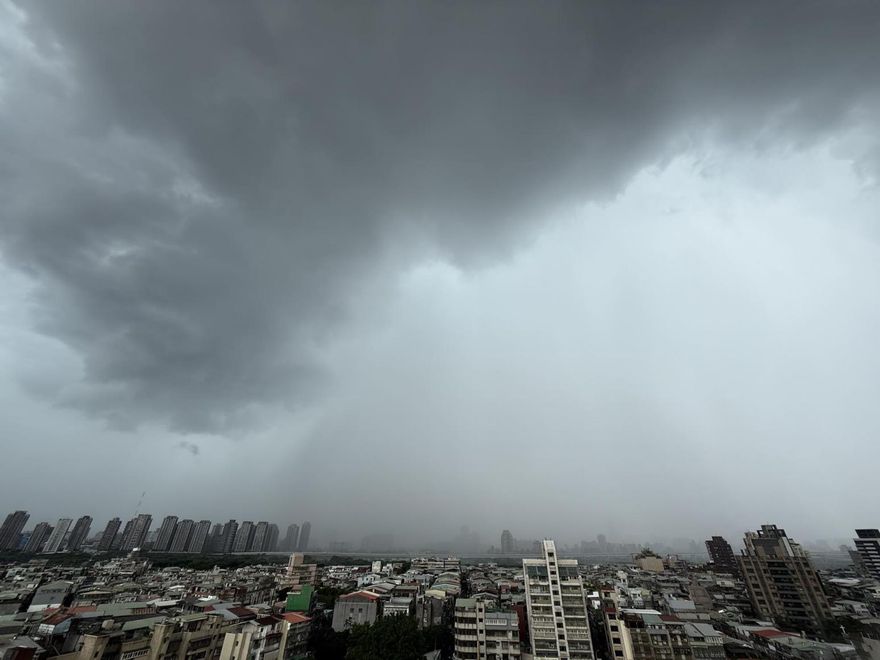 北市午後暴雷驚見「雨瀑」　鄭明典曬照：像開水龍頭