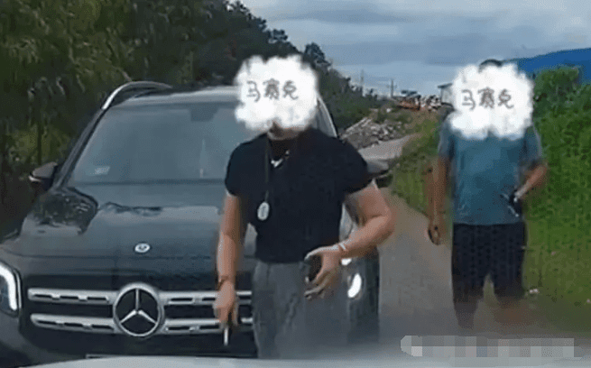 囂張！廣西賓士女「亮證」逼讓路　疑耍特權讓公安上門要求刪片