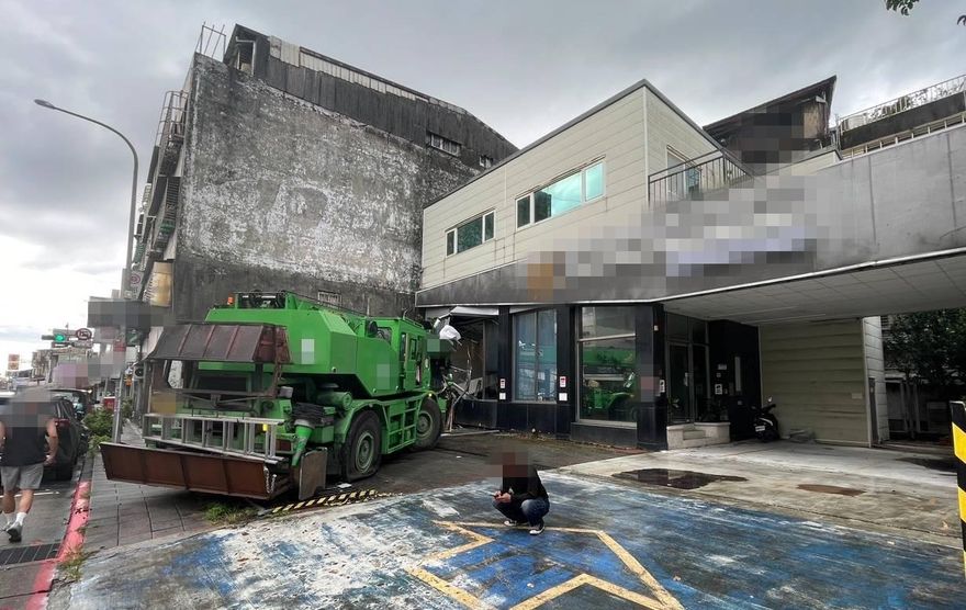 南港吊車煞車失靈撞進民宅！恐怖現場曝