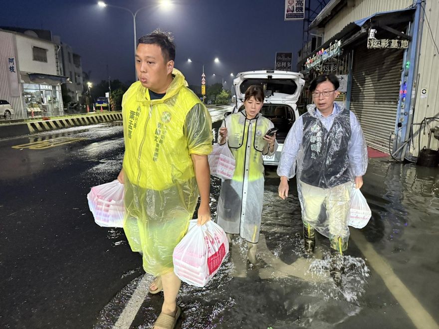 郭國文自稱涉水送700戶便當！網一派讚加油、另一派批又作秀