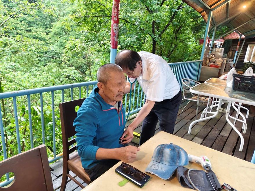 暴雨切斷南橫！醫揹藥箱走2小時　送藥進桃源孤島部落