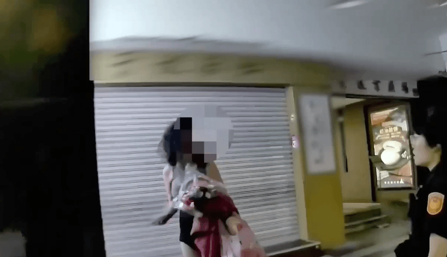 影/西門町女持美工刀邊走邊揮　警方火速逮捕防暴走