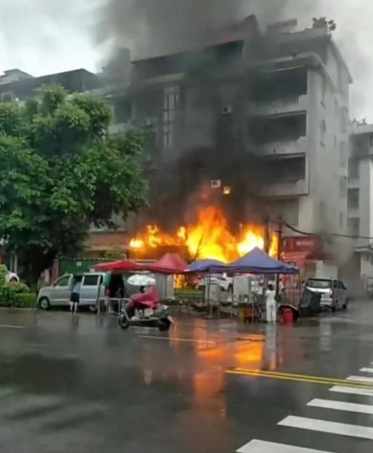 影/烈焰吞噬2層樓！廣西民宅失火致5死　傳電動機車充電釀禍
