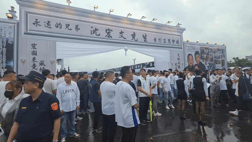 影/「縱貫線二把手」沈宏文告別式！2千人弔唁　警荷槍逮3通緝犯