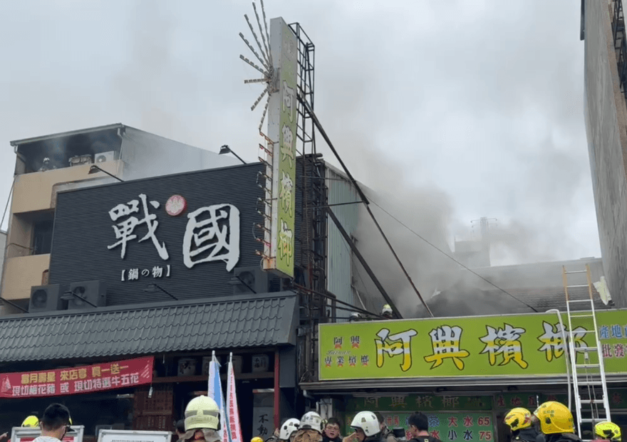 影/永康火鍋店吃飯聽見「嗶啵聲」冒黑煙　15人急逃命
