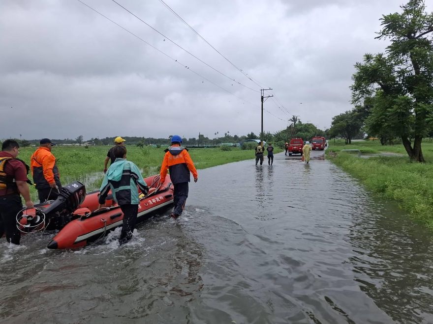 影/屏東男工作受困高屏舊鐵橋下　警消冒雨乘橡皮艇救援