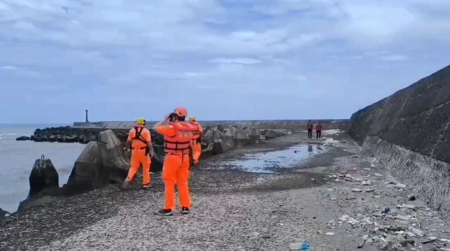 竹圍海水浴場2落水高中生「搜救30小時」遺體尋獲　家屬淚崩