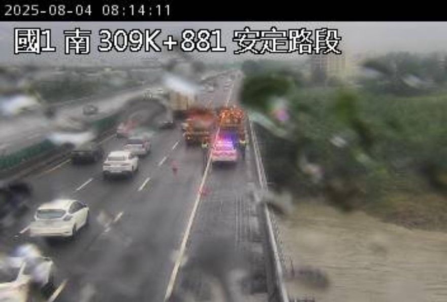 豪雨成災又嚴重車禍！國1南向安定段「3車追撞翻覆」　傷亡不明