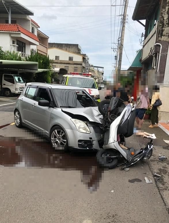 影/苗栗嚴重車禍2人噴飛掛彩　機車驚悚「倒掛轎車頭」