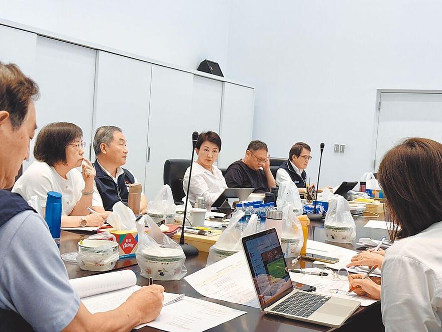 台灣面臨「雙重災難」！盧秀燕：中央應加速普發1萬元