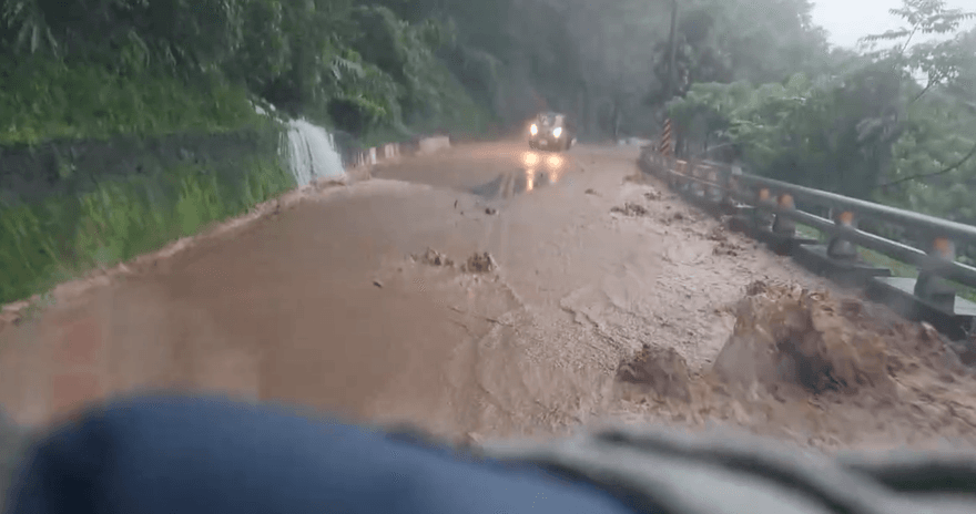 影/大地在哭泣！霧台山壁多處瀑布狂瀉　山區道路變黃河