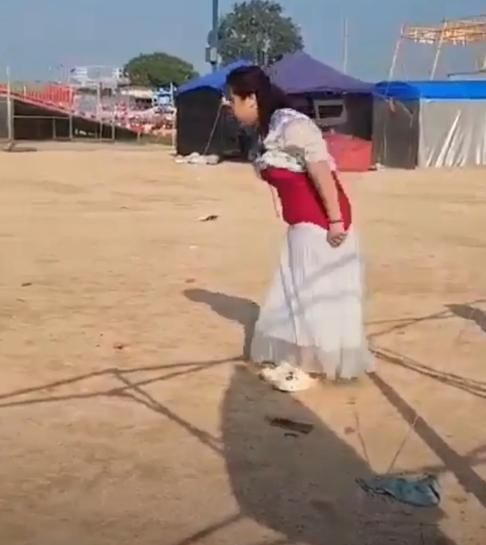 陸大媽就是強！被男子飆「X你媽」　立刻脫衣全裸喊：你來啊