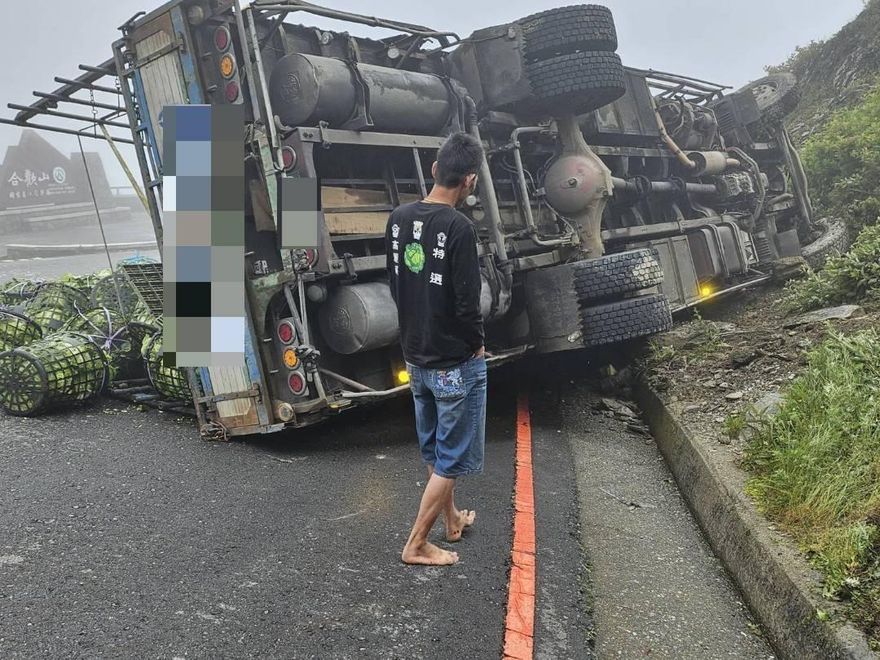影/疑煞車失靈！貨車武嶺「開上山壁」翻覆　高麗菜灑滿路