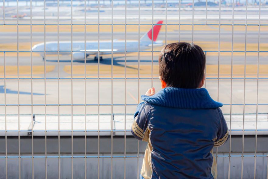 這款父母！10歲兒護照過期　離譜家長將他「丟包機場」爽登機