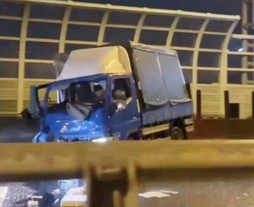 影/台74線嚴重事故！小貨車「車頭全毀」碎裂現場直擊